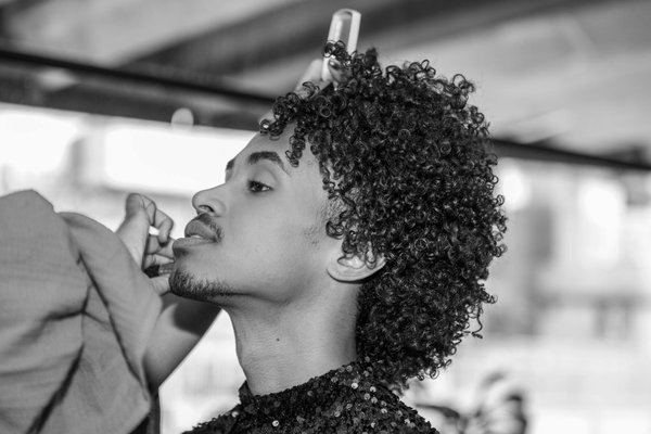 Wie findet man die perfekte Jacke, die jedes Outfit vervollständigt?